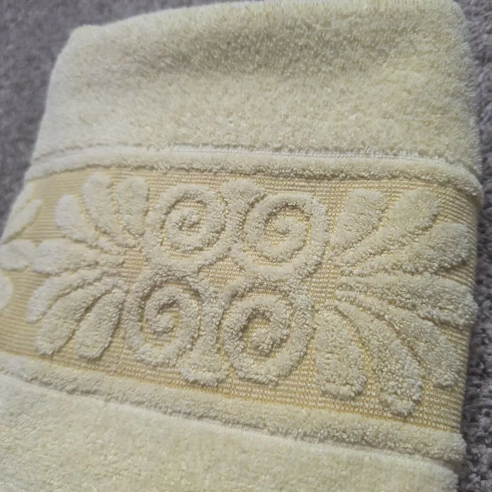 Vintage 1970s Cannon Monticello Bath Towel Light Yellow 22 X 42 Retro Bathroom